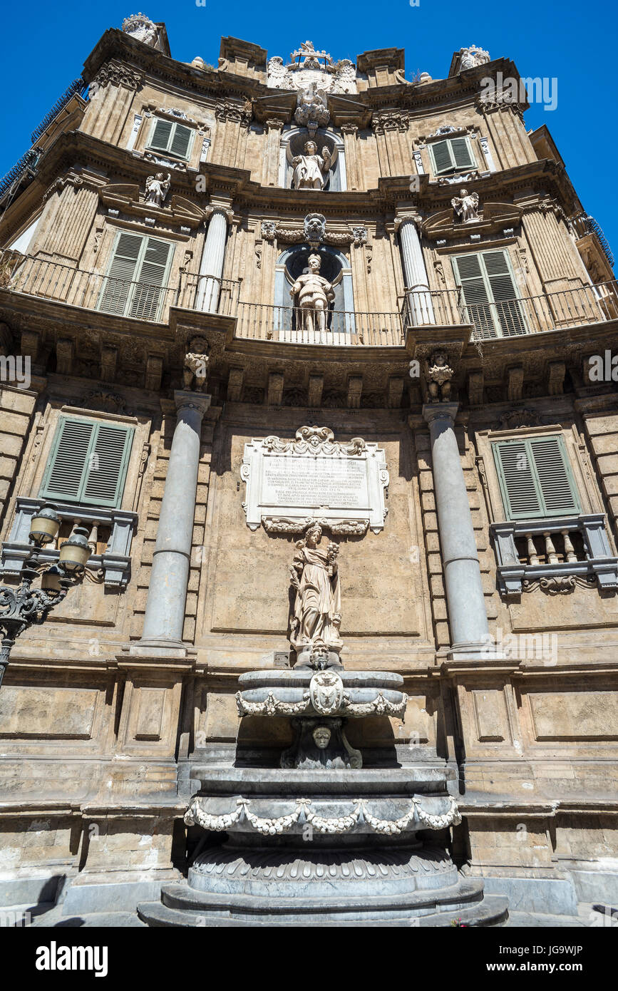 Au nord ouest 17e cen. Façade baroque de la Quattro Cante croisée sur le Corso Vittorio Emanuele et Via Maqueda, le centre de Palerme, Sicile, Italie. Banque D'Images