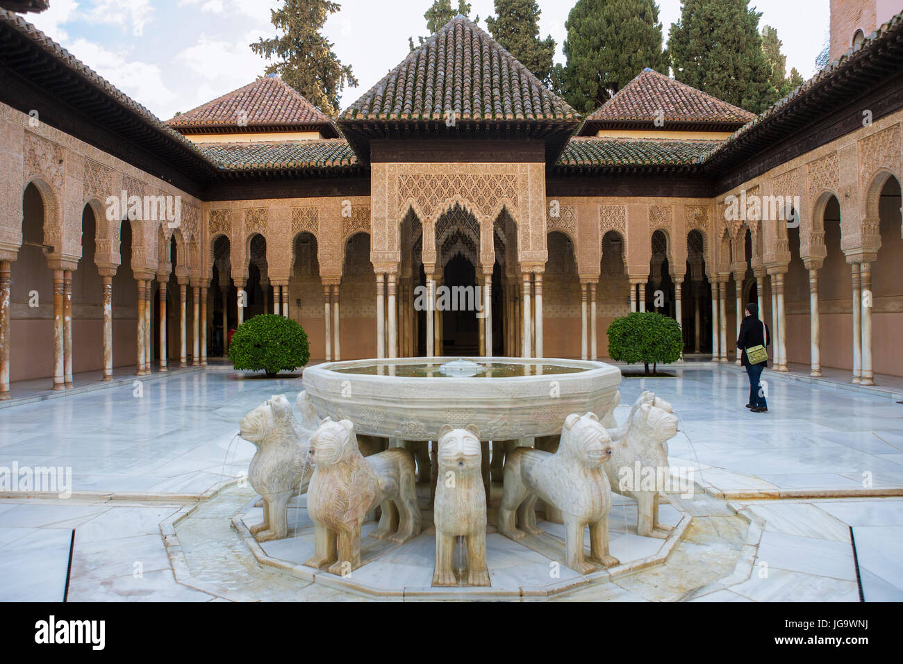 Patio de los Leones (Cour des Lions), Palacios Nazaríes, La Alhambra, Granada, Andalousie, Espagne : la fontaine du même nom dans l'avant-plan Banque D'Images