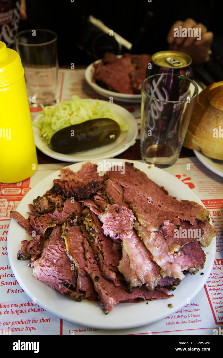 Boeuf fumé assaisonné servi avec des pickles à Schwartz's delicatessen dans le quartier Mile End de Montréal, Canada. Banque D'Images