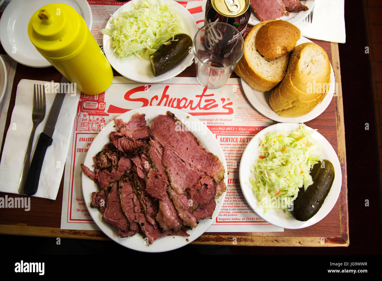 Boeuf fumé assaisonné servi avec des pickles à Schwartz's delicatessen dans le quartier Mile End de Montréal, Canada. Banque D'Images