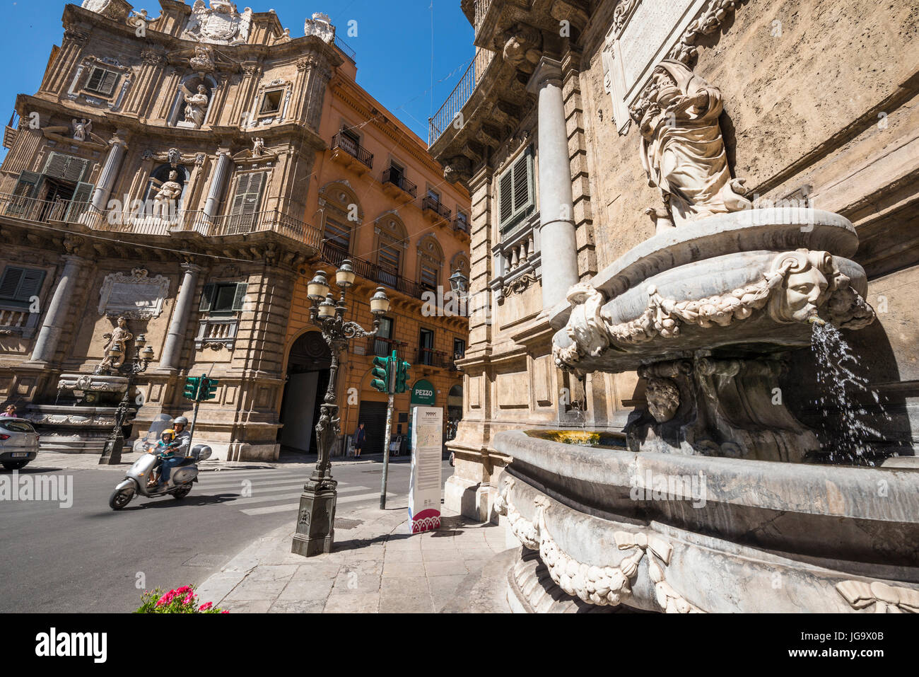 Fontaine et 17e cen. Façade baroque de la Quattro Cante croisée sur le Corso Vittorio Emanuele et Via Maqueda, le centre de Palerme, Sicile, Italie. Banque D'Images