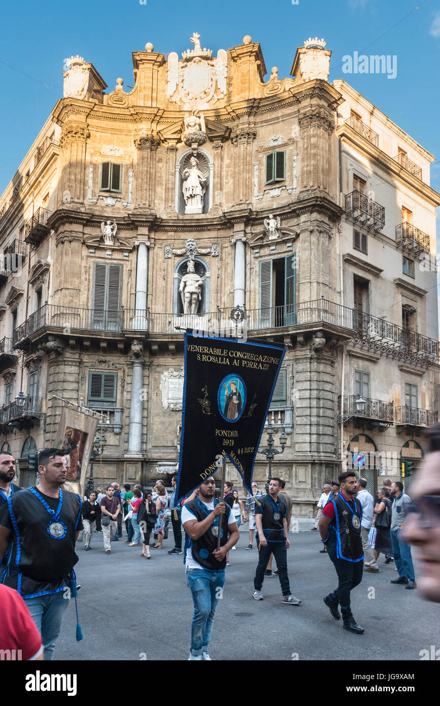 Festa de corpus dominus, le vairious confréries catholiques à travers le processus de Palerme Quattro Cante croisée sur le Corso Vittorio Emanuele ce Banque D'Images