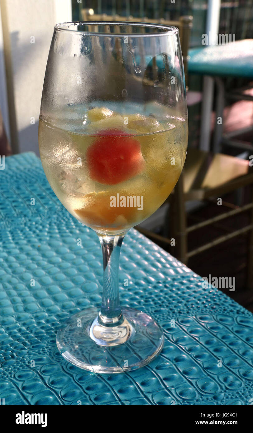 Peach sangria sur table bleu turquoise Banque D'Images