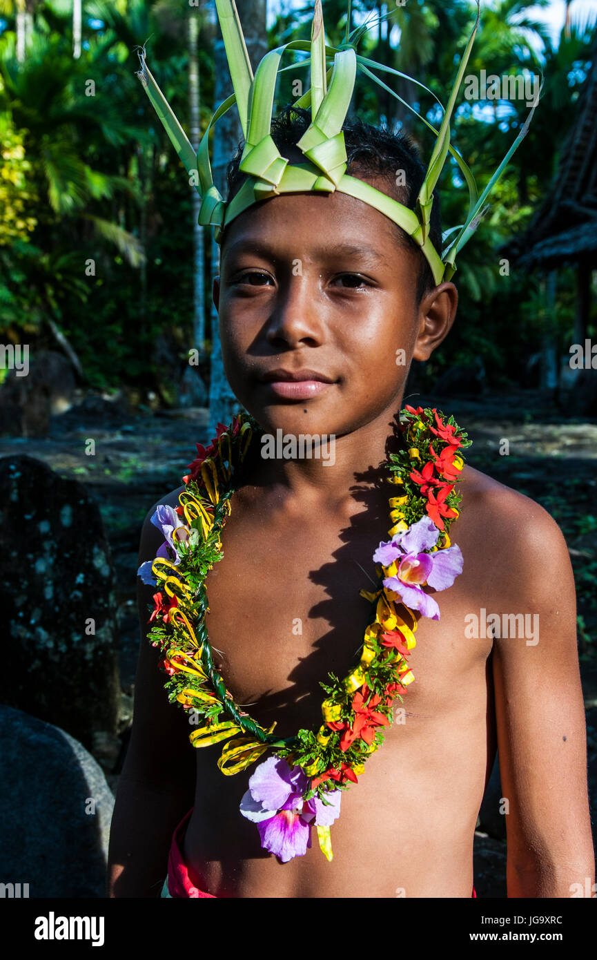 Jeune garçon en costume traditionnel sur l'île de Yap, Micronésie Banque D'Images
