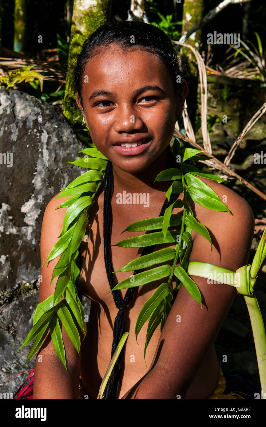 Jeune fille en robe à fleurs, île de Yap, Micronésie Banque D'Images