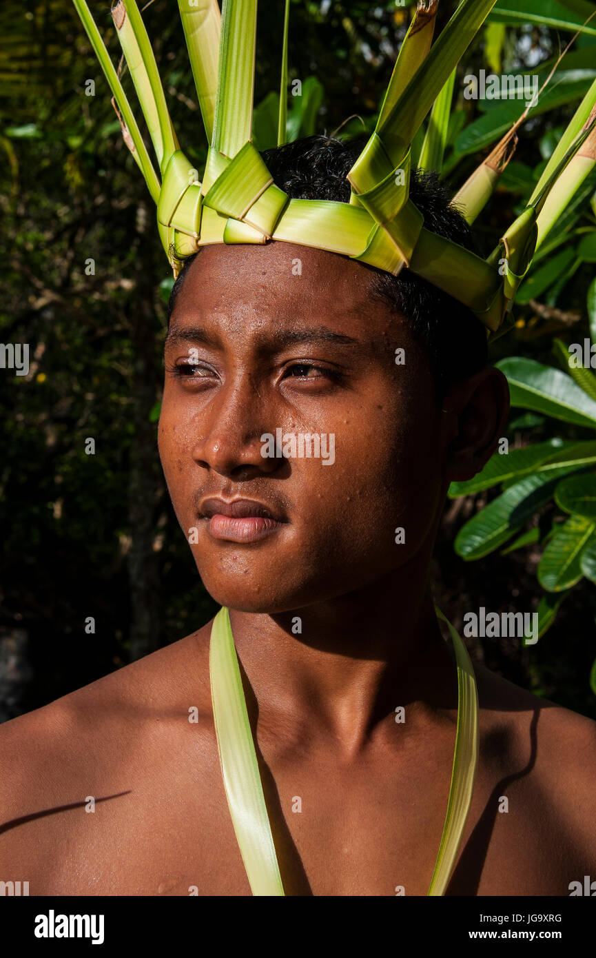 Jeune homme en robe à fleurs, l'île de Yap, Micronésie Banque D'Images