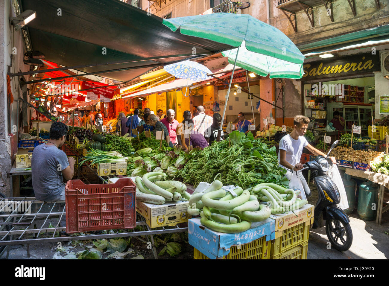 Le marché Ballaro dans l'Albergheria, dans le centre de Palerme, Sicile, Italie. Banque D'Images