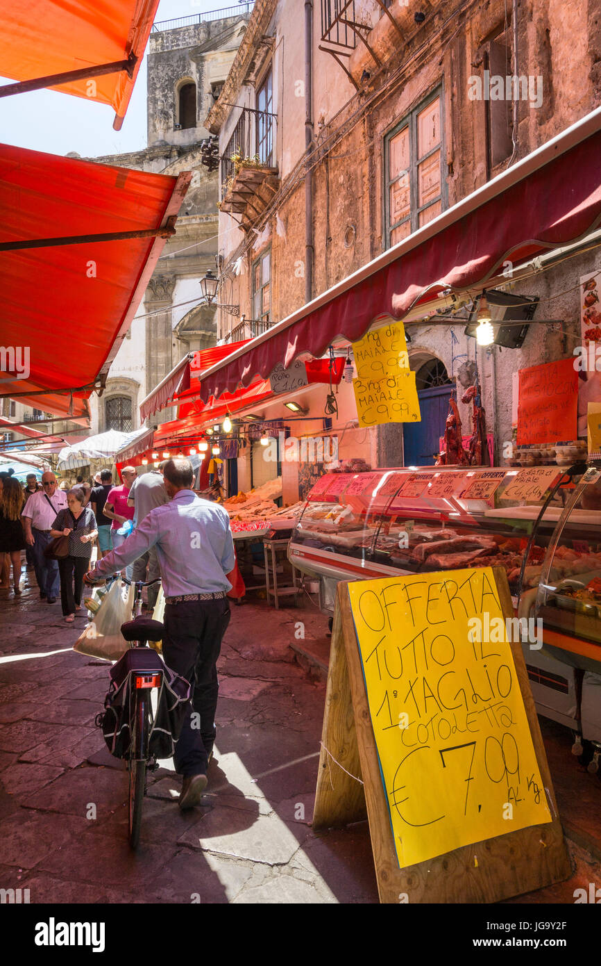 Le marché Ballaro dans l'Albergheria, dans le centre de Palerme, Sicile, Italie. Banque D'Images