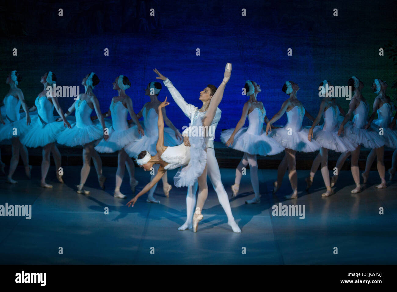 Scène du ballet 'lac' wan par l'opéra et théâtre de ballet de Voronej troupe au stade de Moscou, Russie Banque D'Images