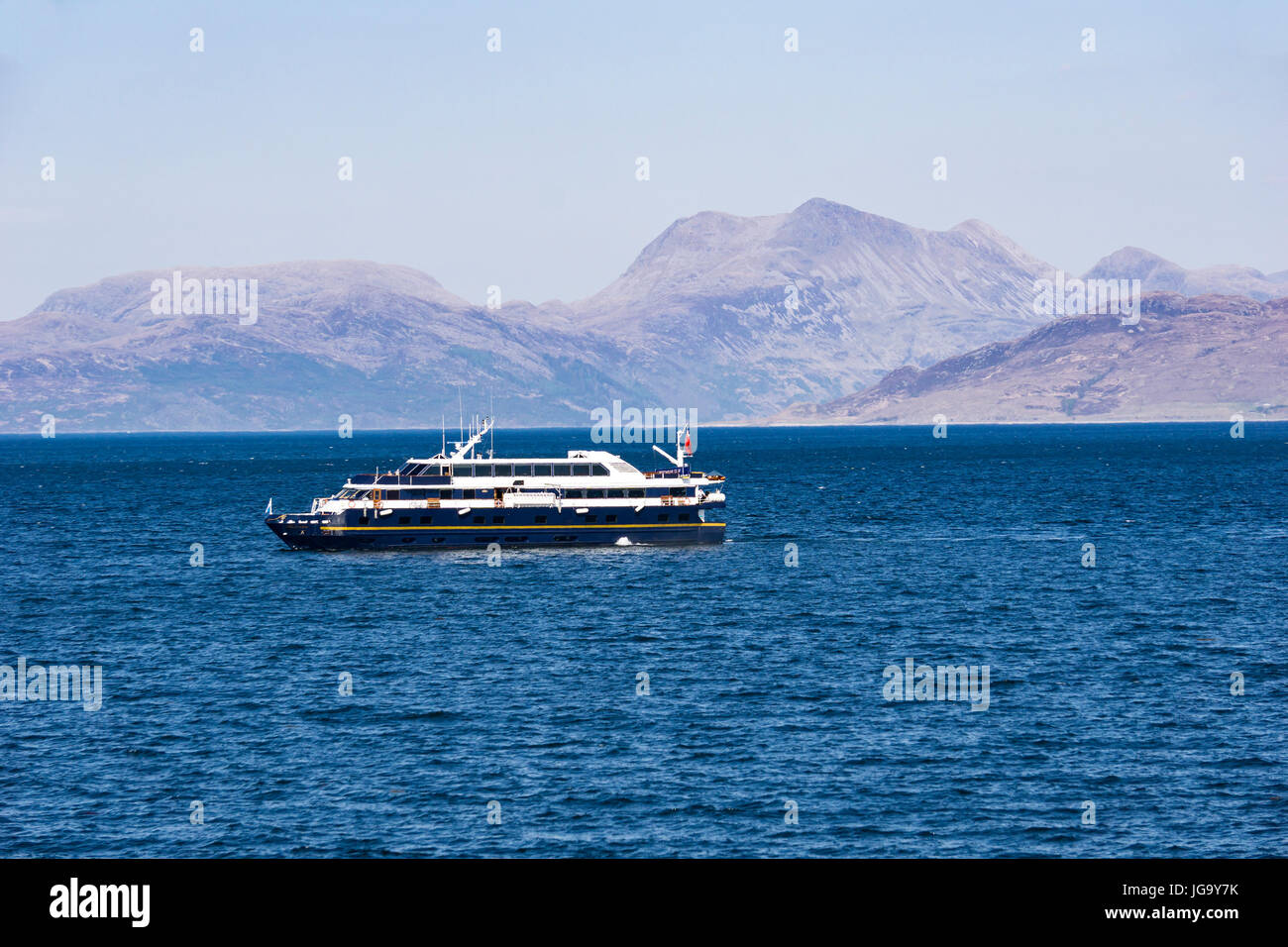 Bateau de croisière seigneur des vallons de la voile dans le Sound of Sleat Armadale jetée à l'extérieur de l'île de Skye highland Scotland UK Banque D'Images