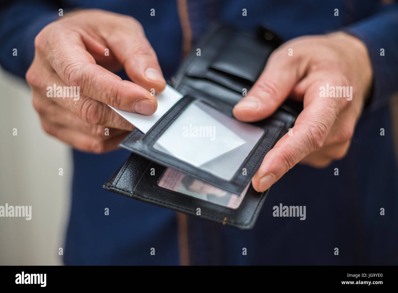 Carte bancaire, carte d'affaires, portefeuille, businessman tient dans ses  mains et mettre la carte dans votre portefeuille Photo Stock - Alamy