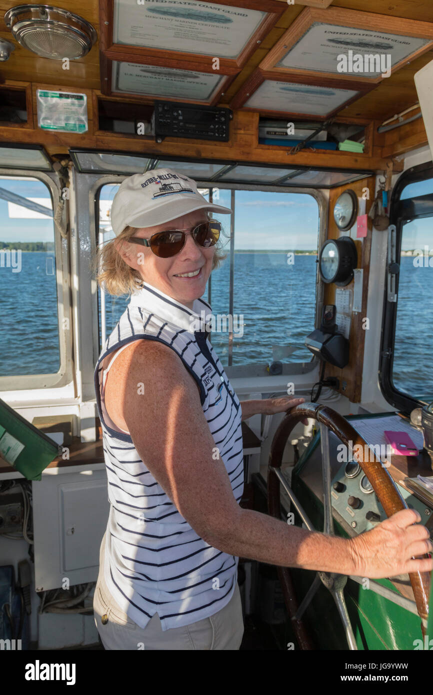 Oxford, Maryland - LoVerdi Bellevue-Oxford Marcia pilote la voiture bac sur la rivière Avon Tred près de la baie de Chesapeake. LoVerdi a été capitaine de la f Banque D'Images
