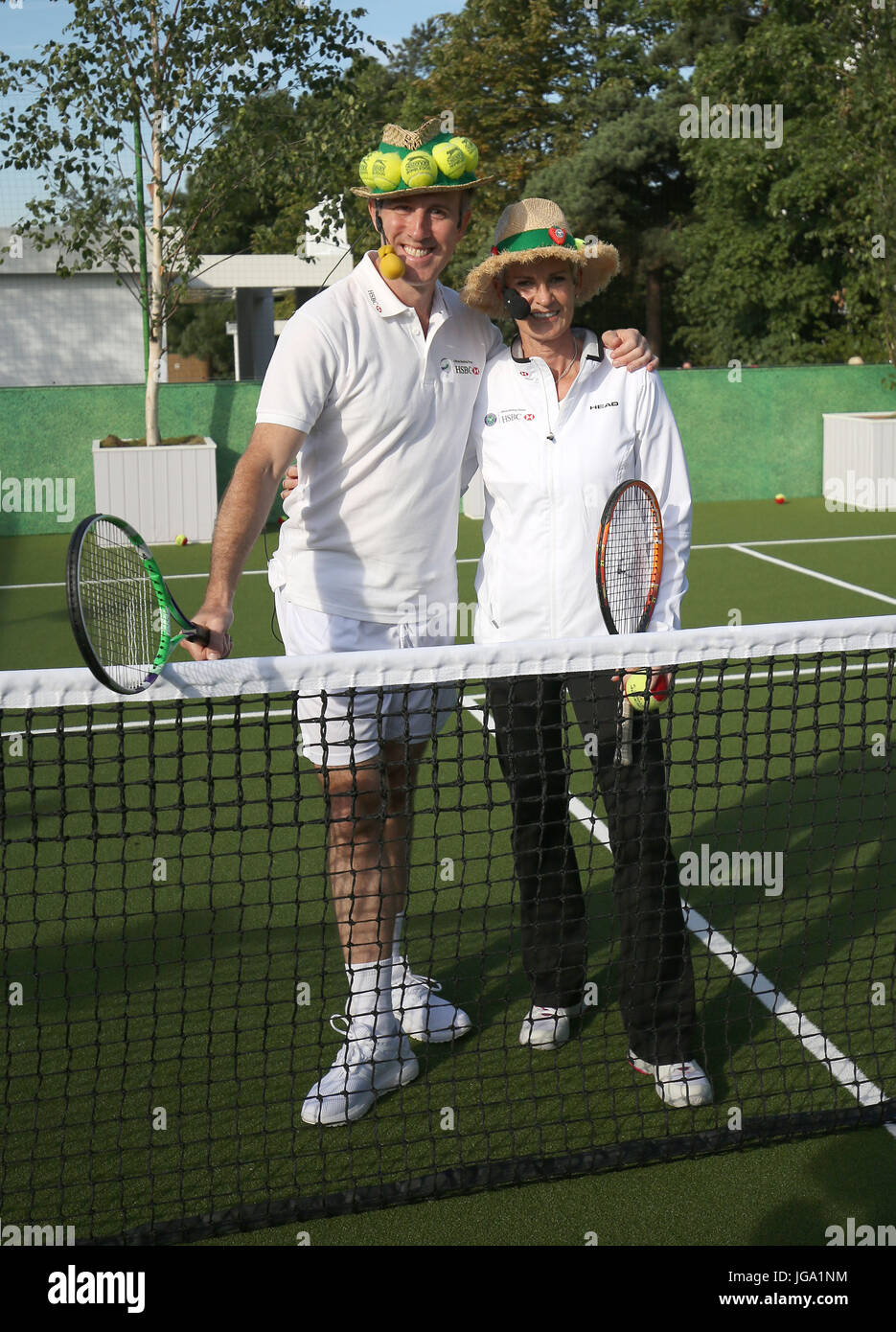 Judy Murray et Anton du Beke sur cour 20 HSBC dans la file d'attente au cours de la troisième journée de Wimbledon du Wimbledon à l'All England Lawn Tennis et croquet Club, Wimbledon. ASSOCIATION DE PRESSE Photo. Photo date : mercredi 5 juillet 2017. Voir l'histoire de Wimbledon TENNIS PA. Crédit photo doit se lire : Philip Toscano/PA Wire. RESTRICTIONS : un usage éditorial uniquement. Pas d'utilisation commerciale sans l'accord préalable écrit de l'. PROFILS TÊTES L'utilisation de l'image fixe seulement - pas d'images en mouvement pour émuler la diffusion. Pas de superposition ou l'enlèvement de parrain/ad logos. Banque D'Images