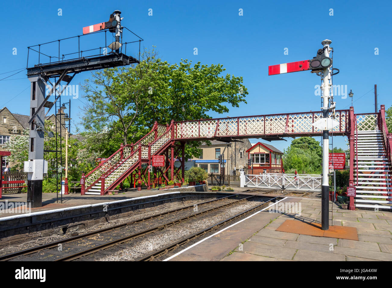 Signaux, passerelle et le passage à niveau de portes à Ramsbottom, sur l'East Lancashire Railway, près de Bury, Greater Manchester, UK. Banque D'Images