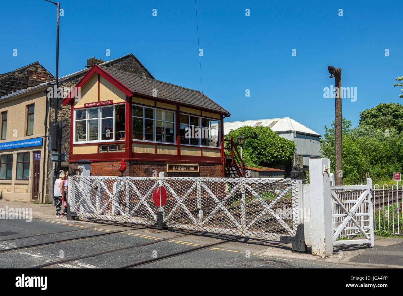 Le signal fort et un passage à niveau (vannes réglées pour le déplacement sur route), sur l'East Lancashire Railway à Ramsbottom, Greater Manchester, UK. Banque D'Images