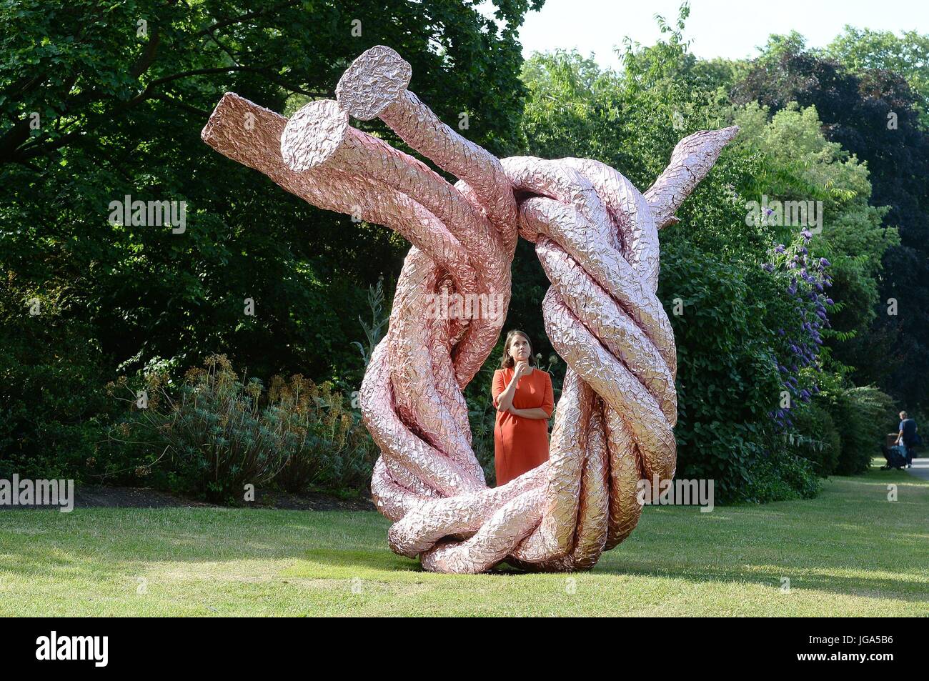 Fiddler's Fortune par John Chamberlain va sur l'affichage de l'Rgent Park Londres avant l'ouverture de la Sculpture Frise, une exposition de 23 artistes internationaux de premier plan qui se déroule du 5 juillet au 8 octobre. Banque D'Images