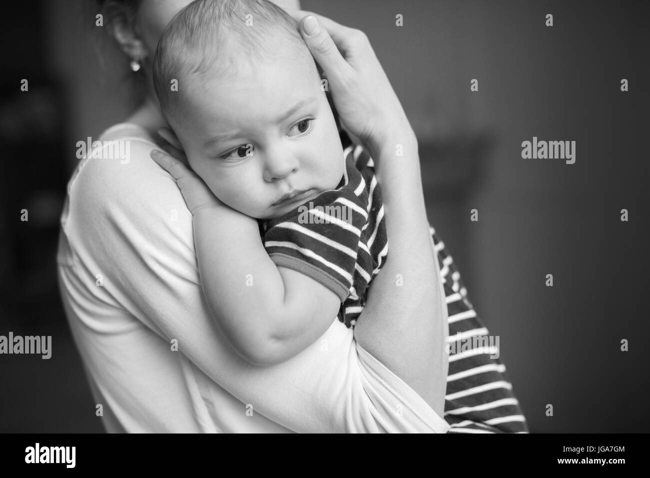 Mignon bébé garçon sur les mains des mères, close-up portrait Banque D'Images