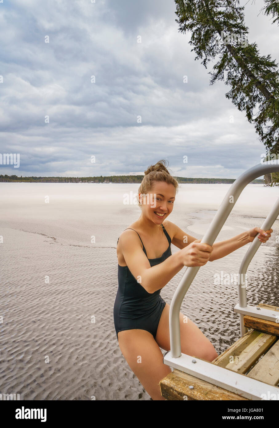 Femme natation hivernale, Laponie, Finlande Banque D'Images