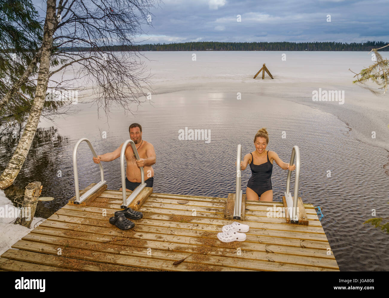 Couple la natation hivernale, Laponie, Finlande Banque D'Images