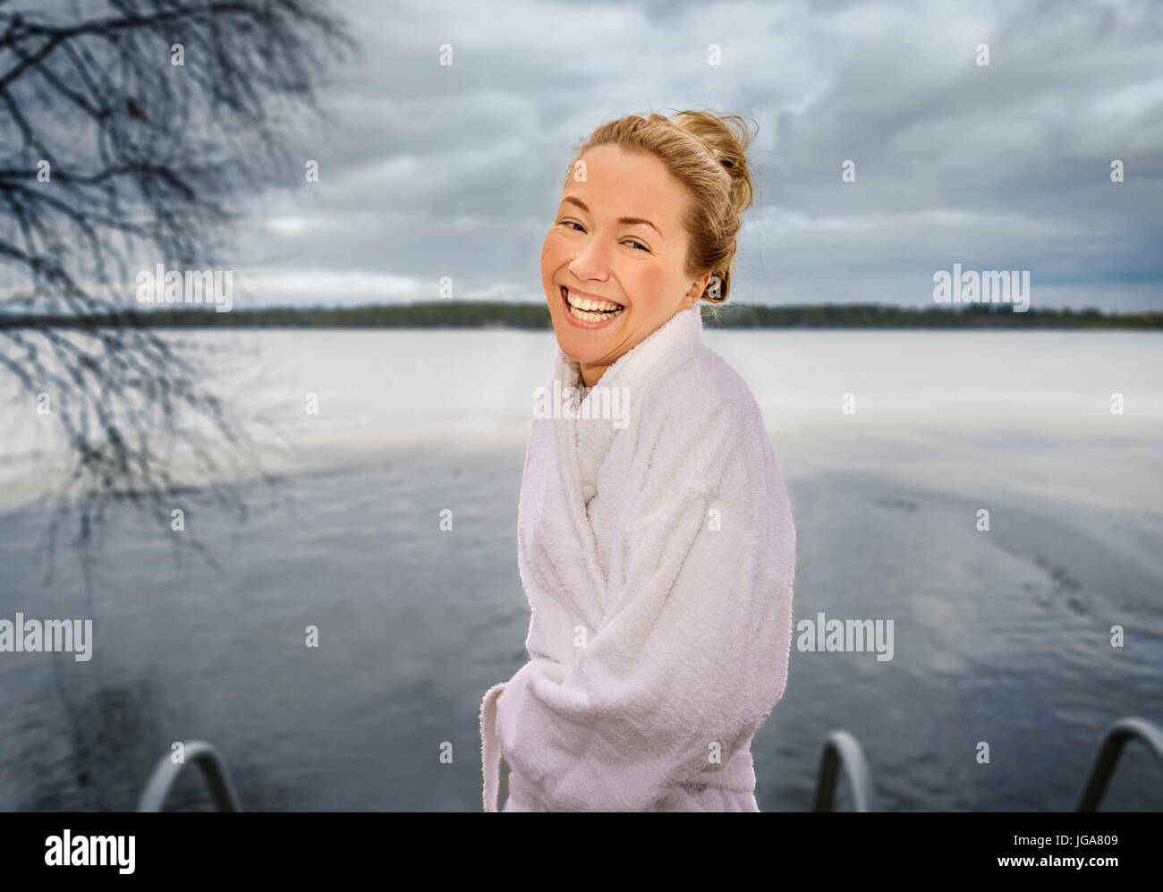 Femme natation hivernale, Laponie, Finlande Banque D'Images