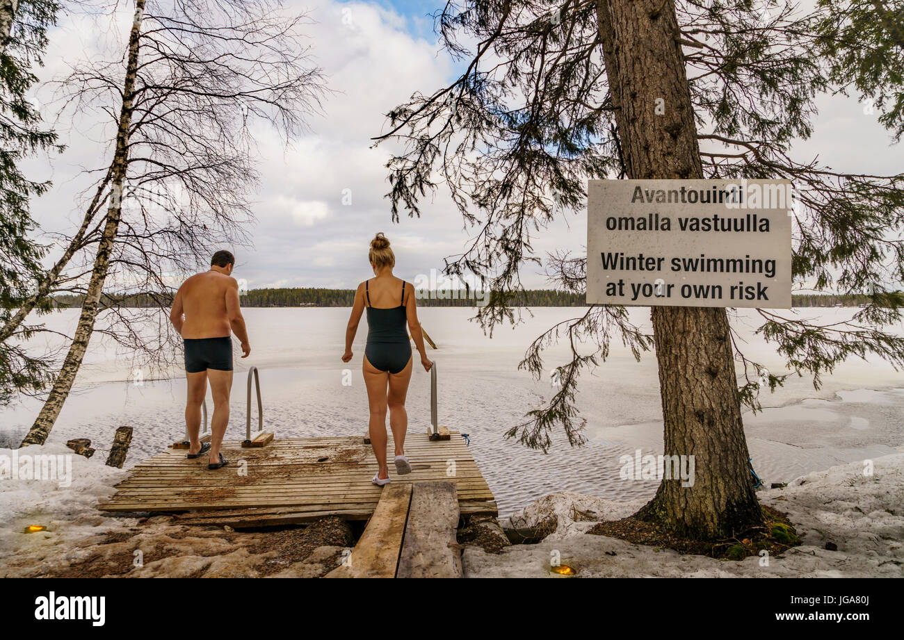 Couple la natation hivernale, Laponie, Finlande Banque D'Images