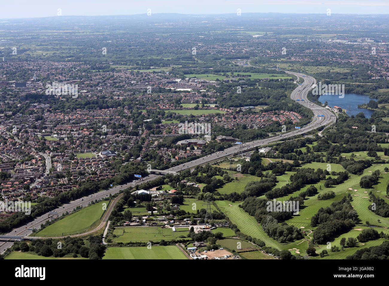 Vue aérienne de la M60 à Manchester avec de l'eau Vente Park, Royaume-Uni Banque D'Images