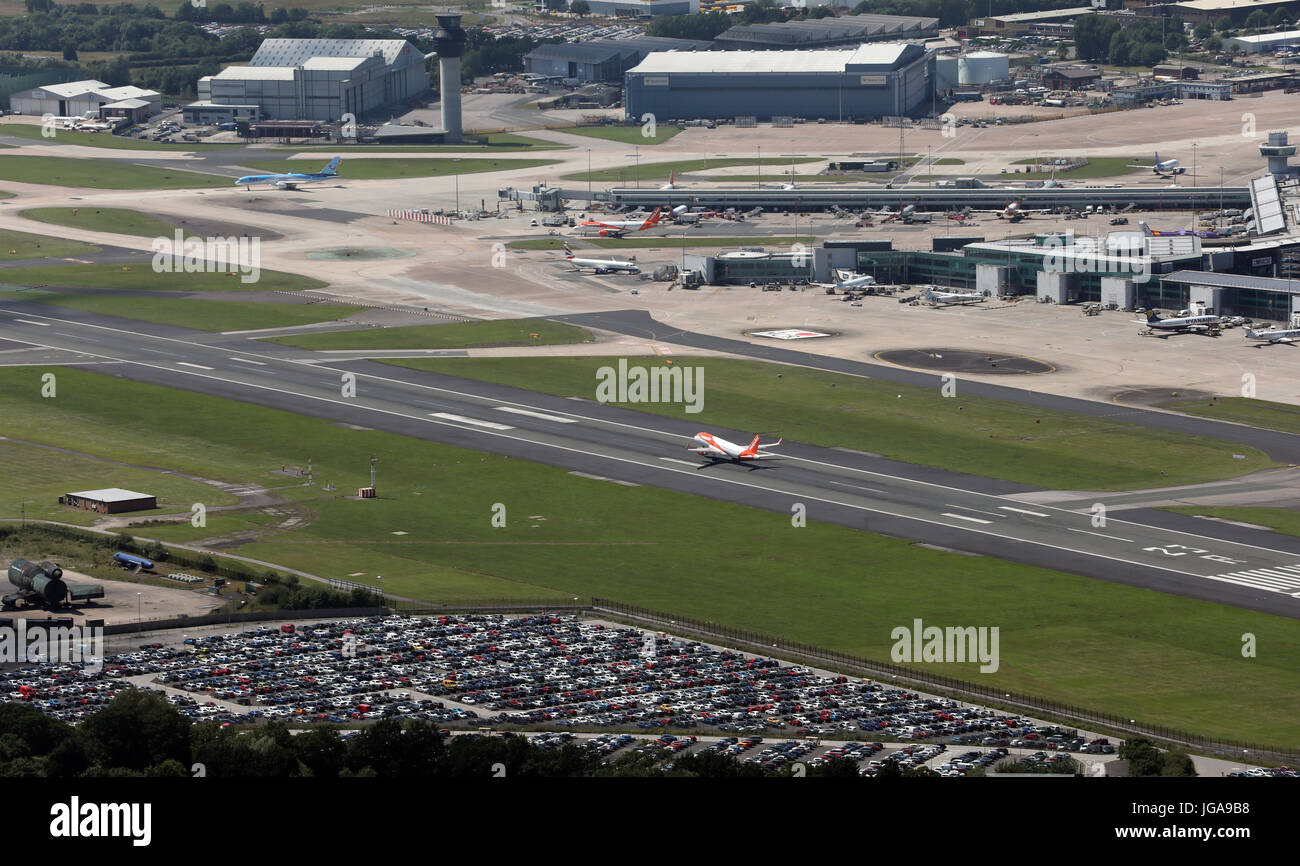Vue aérienne d'un EastJet atterrissage des aéronefs à l'aéroport de Manchester, Royaume-Uni Banque D'Images
