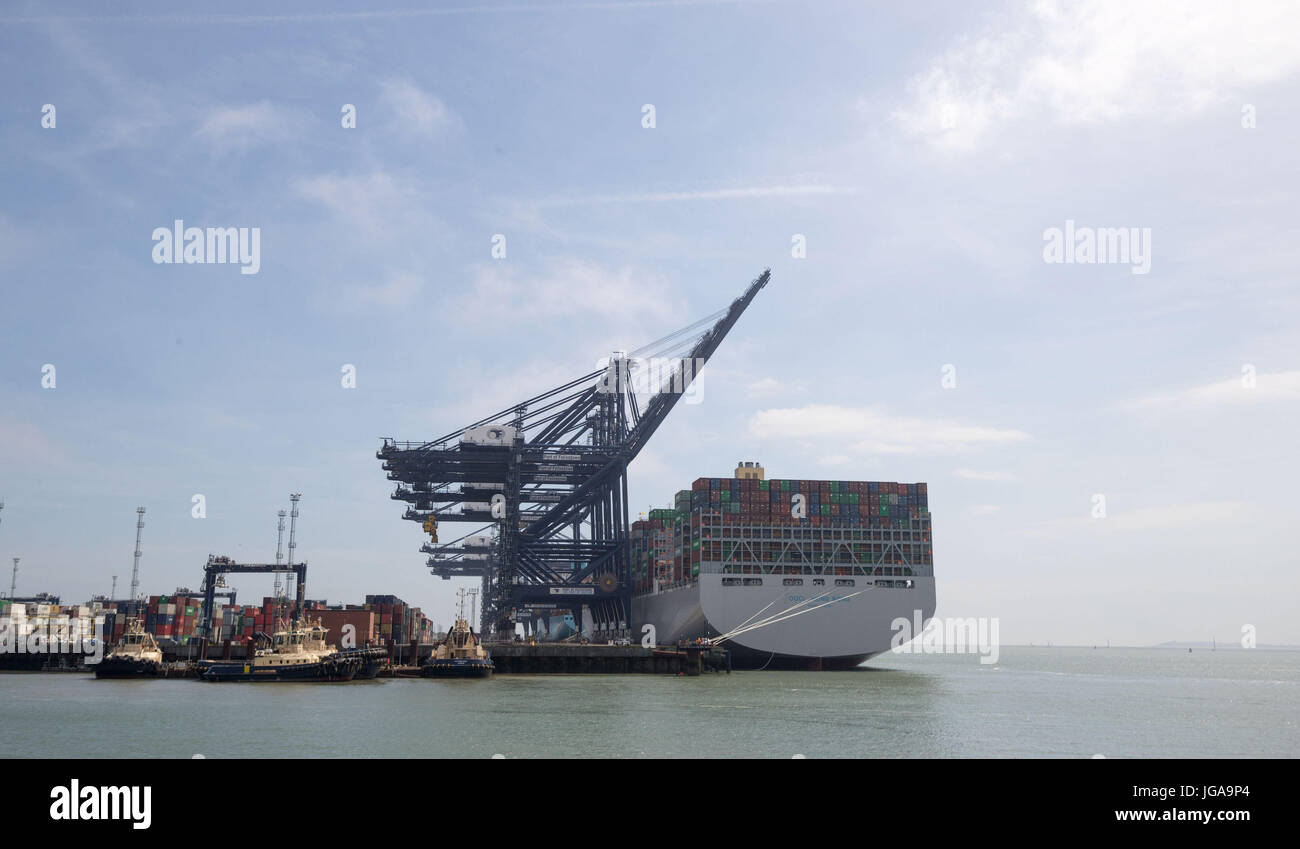 OOCL Hong Kong, le plus grand navire porte-conteneur, qui peut transporter 21 413 conteneurs de 20 pieds et est 1 311 pieds de long, les quais à Felixstowe sur sa dernière escale à son premier voyage en Europe avant de retourner à l'Extrême-Orient dans le cadre d'environ 77 jours aller-retour. Banque D'Images