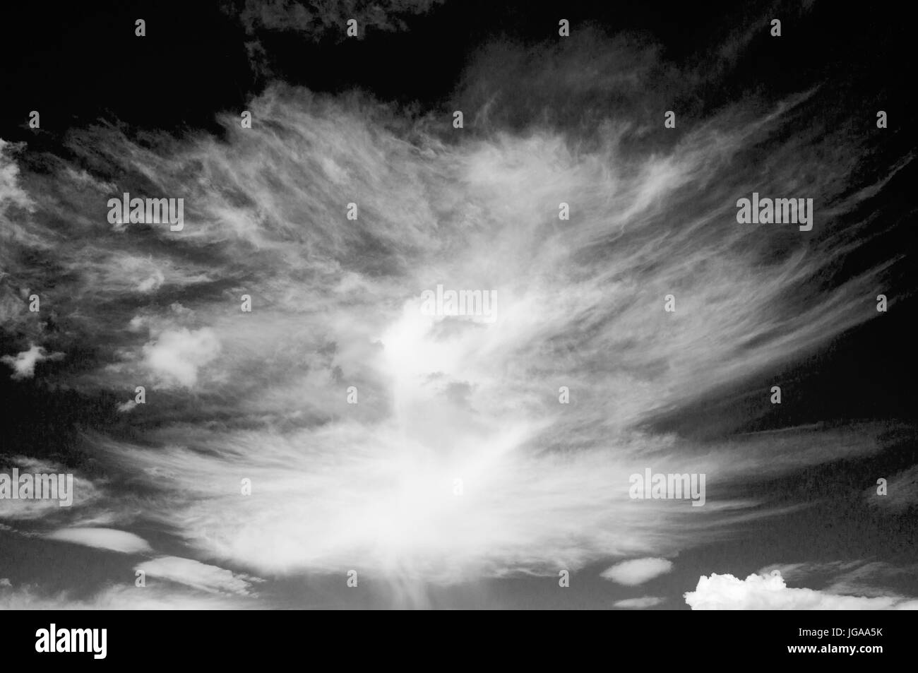 Black & White voir de beau temps, les nuages élevés contre le ciel bleu clair au Colorado Banque D'Images