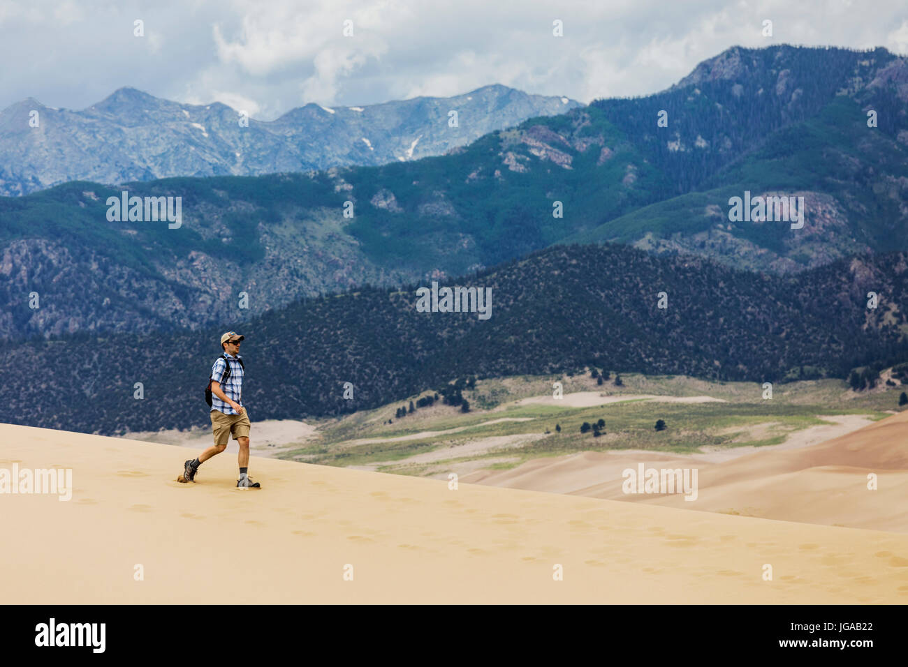 Les visiteurs explorent les Great Sand Dunes National Park & préserver ; San Luis Valley, Colorado ; USA ; 44 246 acres et la préserver 41 686 acres supplémentaires Banque D'Images