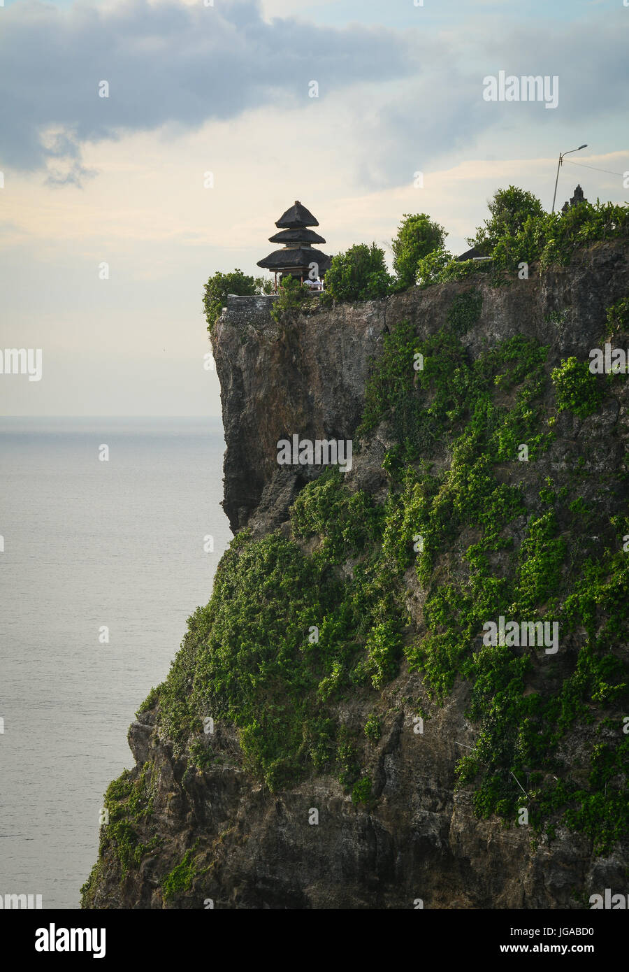 Pura Uluwatu temple dans l'île de Bali, Indonésie. Le temple (pura en balinais) est construit au bord d'une falaise de 70 mètres de haut ou se projetant dans la roche Banque D'Images