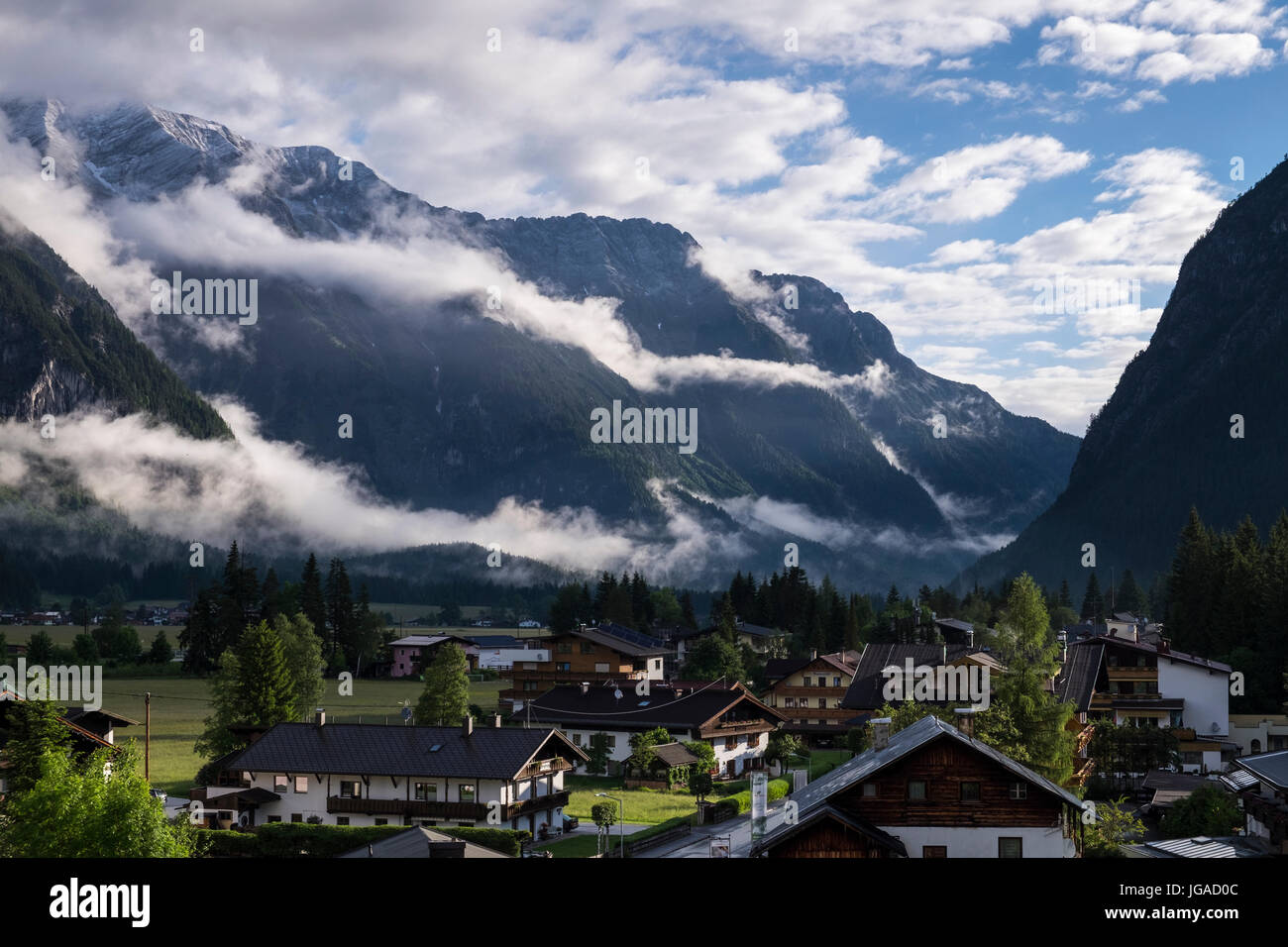 Donnant sur la montagne Gehrenspitze Weidach dans la vallée de Leutasch dans les Alpes, Tyrol, Autriche Banque D'Images