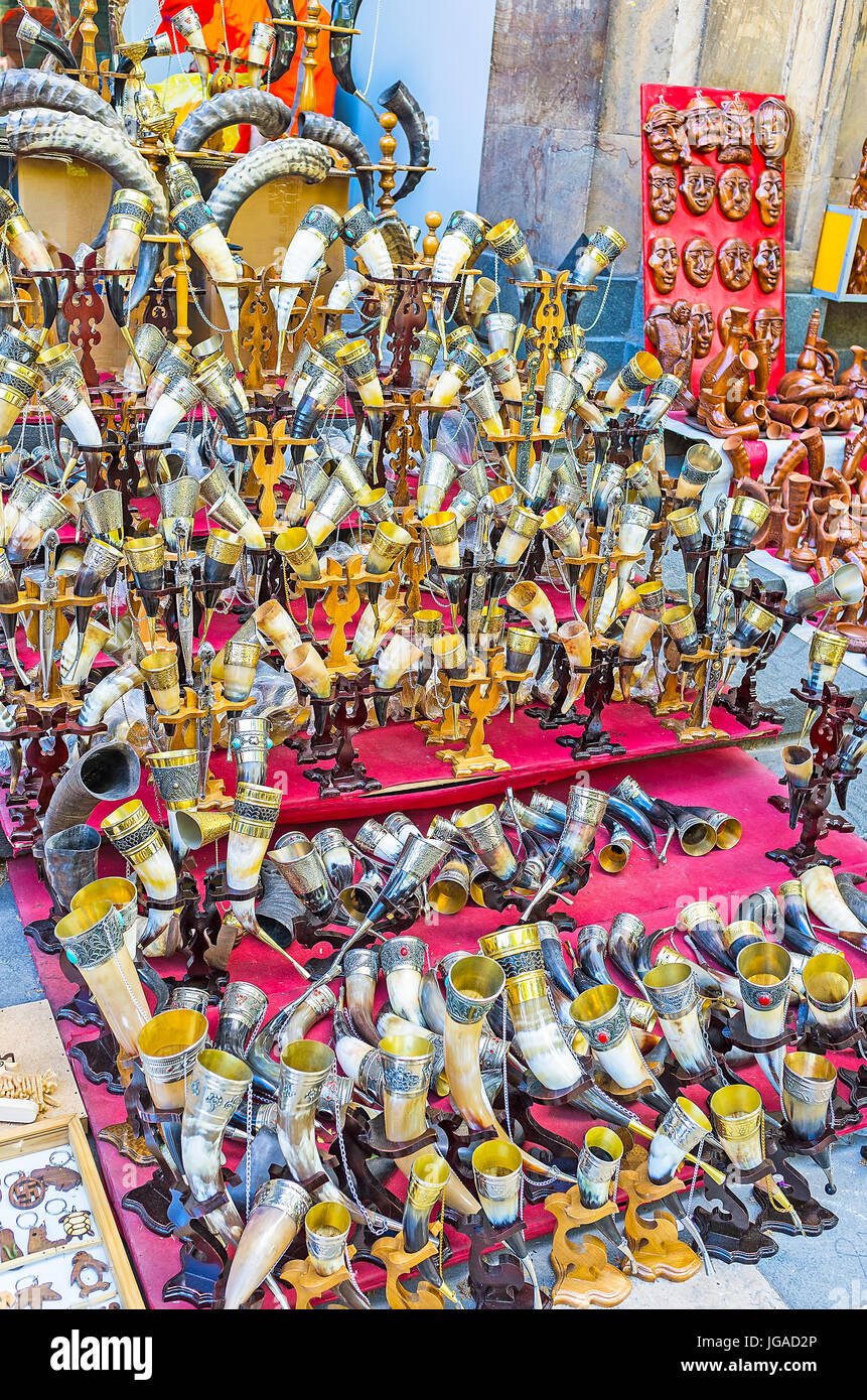 La large gamme de cornes potable en souvenir de la stalle de la rue du marché dans l'Avenue Rustaveli, Tbilissi, Géorgie. Banque D'Images
