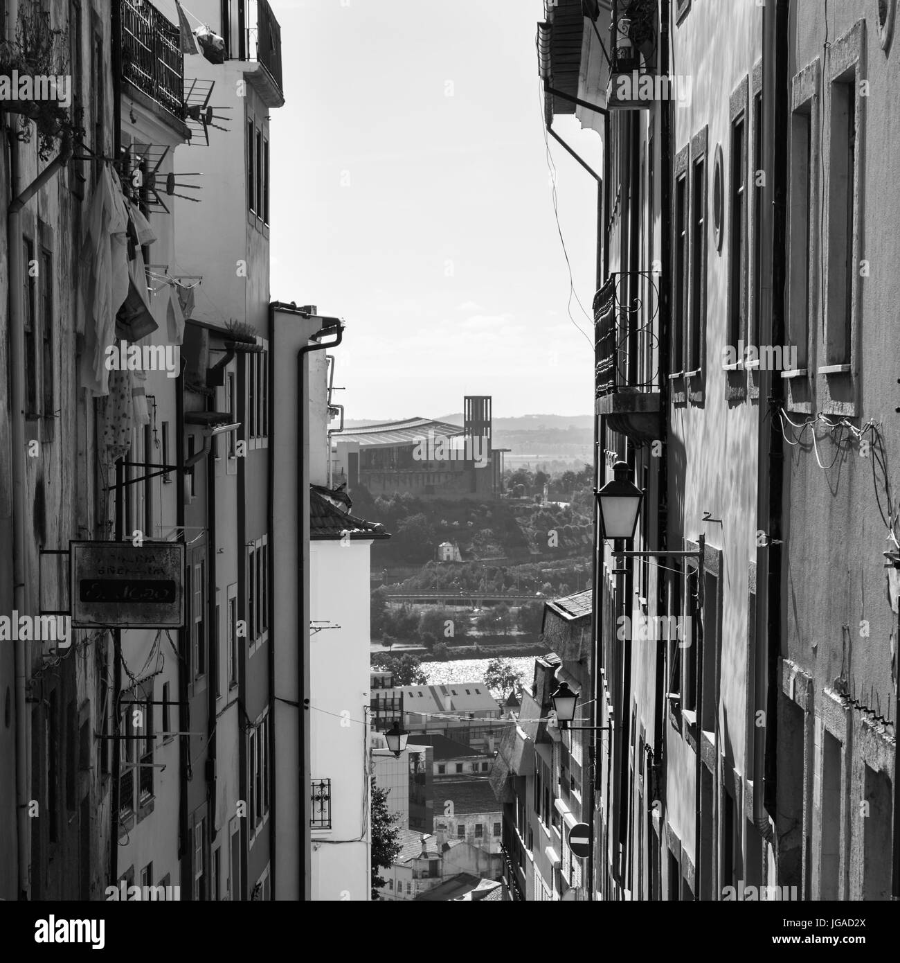 Vieille rue étroite dans la ville portugaise de Coimbra Banque D'Images