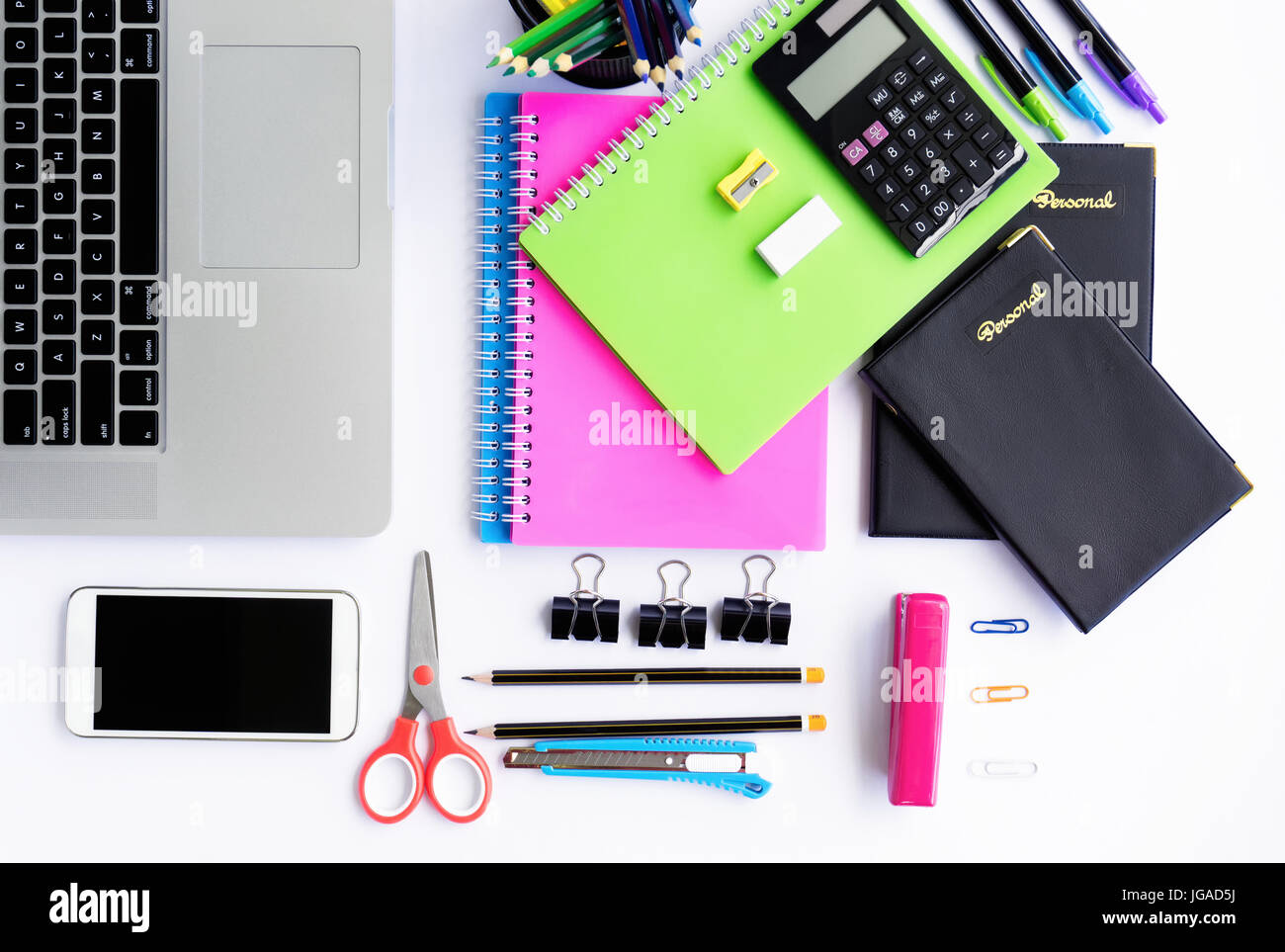 Vue de dessus les fournitures de bureau, téléphone intelligent et l'ordinateur portable Banque D'Images