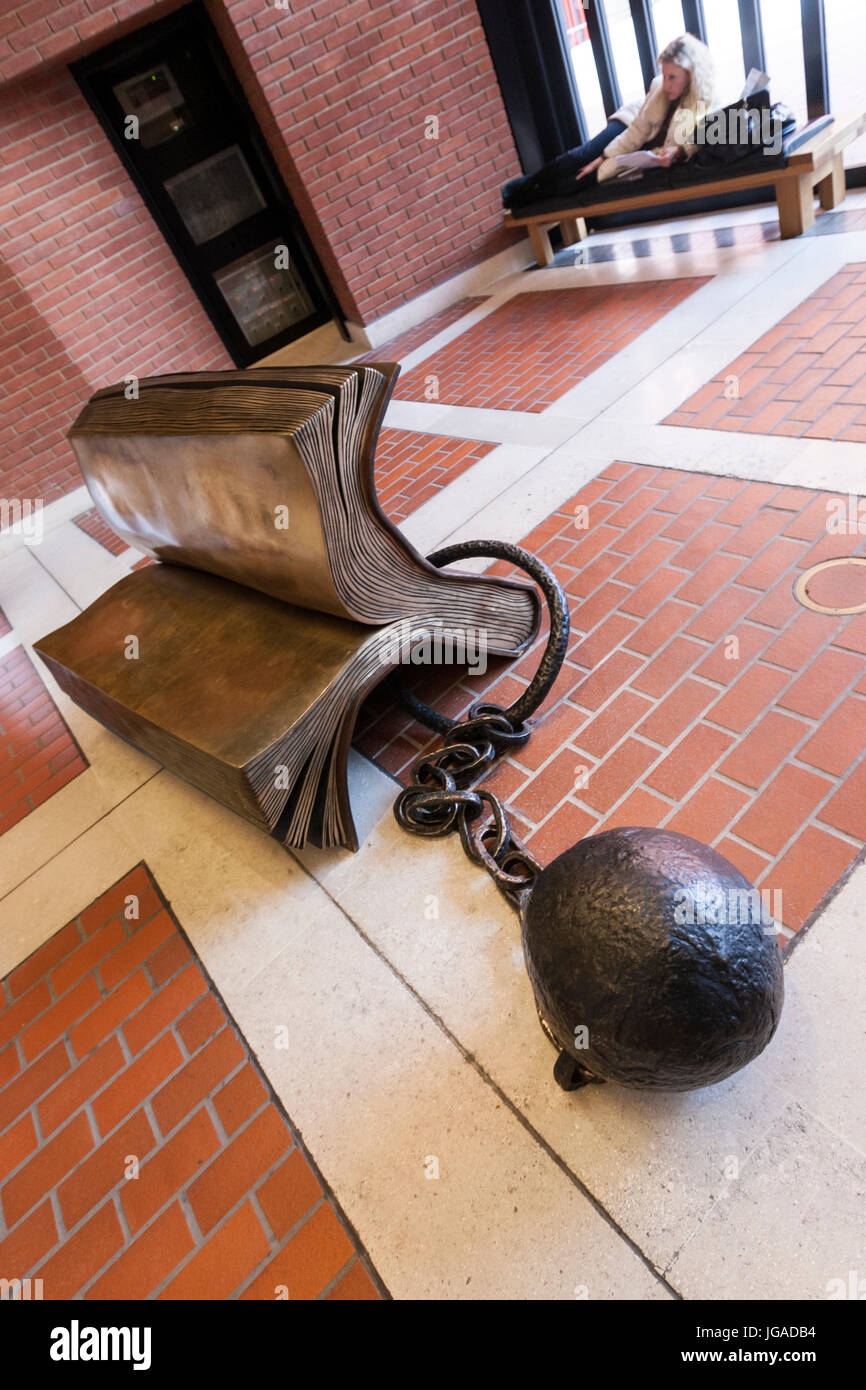 Sculpture en bronze. Bill Woodrow's 'sitting sur l'histoire" à la British Library, bibliothèque nationale du Royaume-Uni, Londres, Angleterre Banque D'Images