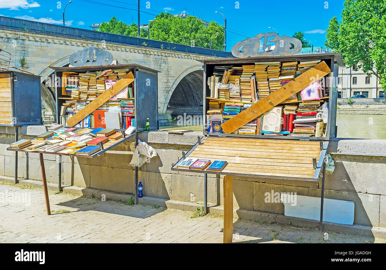 Tbilissi, Géorgie - 6 juin 2016 : les livres anciens de petits stands sur le quai de la rivière Kura à côté du pont à sec, le 6 juin à Tbilissi. Banque D'Images