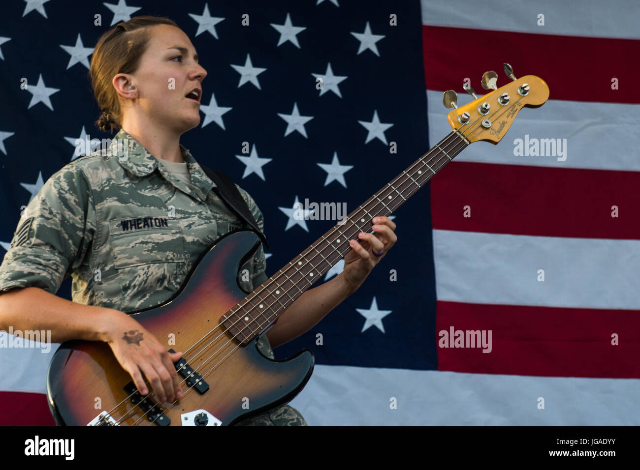 Le s.. Emily Wheaton, Pacific Air Force membre de la bande, joue un guitare pendant un concert à l'occasion du festival America sur Yokota Air Base, Japon, le 30 juin 2017. La journée a débuté avec le pétard 5K et un éventail d'activités pour inclure un zoo pour enfants, danse performaces, de l'alimentation et d'artifice. (U.S. Photo de l'Armée de l'air par le sergent. David Owsianka) Banque D'Images