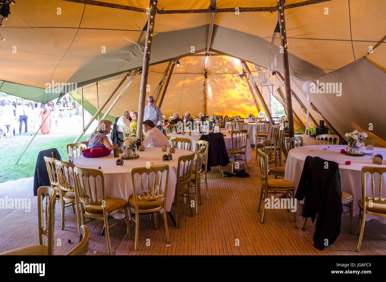 Des tables et des chaises dans une grande marque après un petit-déjeuner de mariage. Banque D'Images