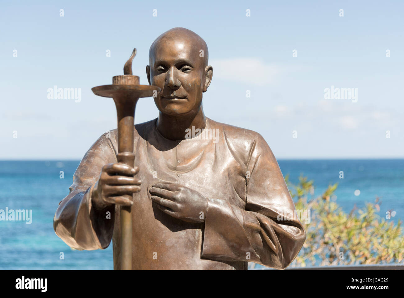 Un gros plan d'une statue de bronze de Rêveur Sri Chinmoy de la paix mondiale à la baie d'exilés, une partie de St Julians Bay Malte Banque D'Images