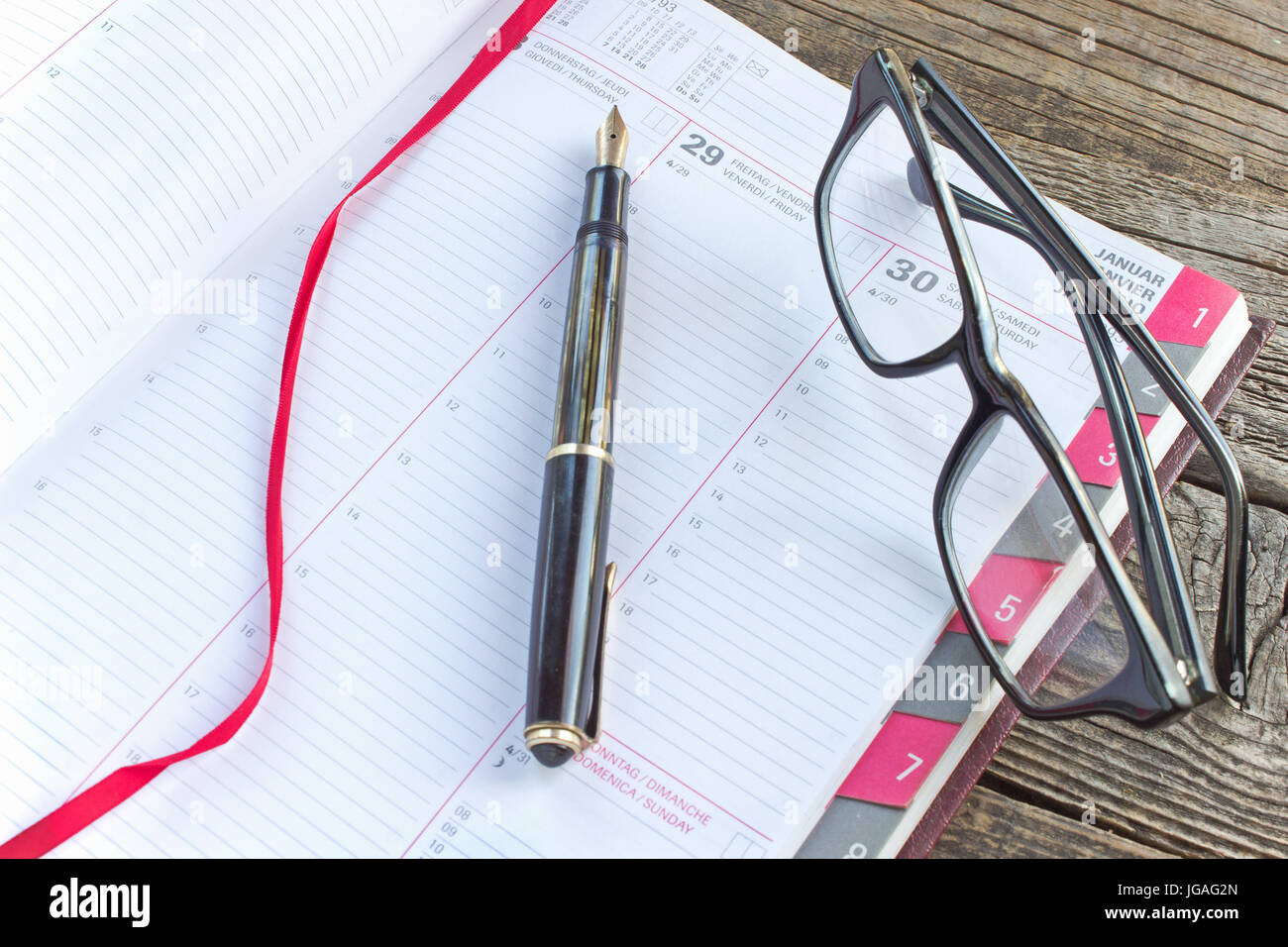 Bloc-notes et stylo planner avec lunettes Banque D'Images