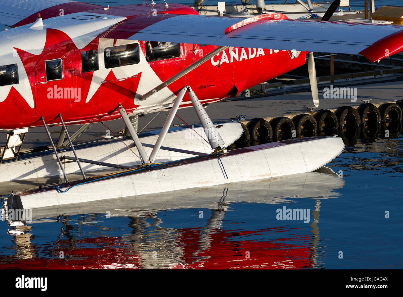 Harbour Air Seaplanes hydravion turbo otter dans la livrée 150 amarré dans le port de Vancouver Flight Centre, British Columbia, canada. Banque D'Images
