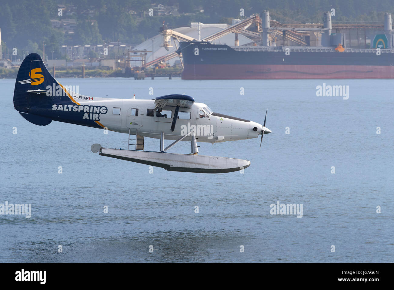 Turbo Otter Floatplane Landing dans le port de Vancouver, Colombie-Britannique, Canada. Banque D'Images