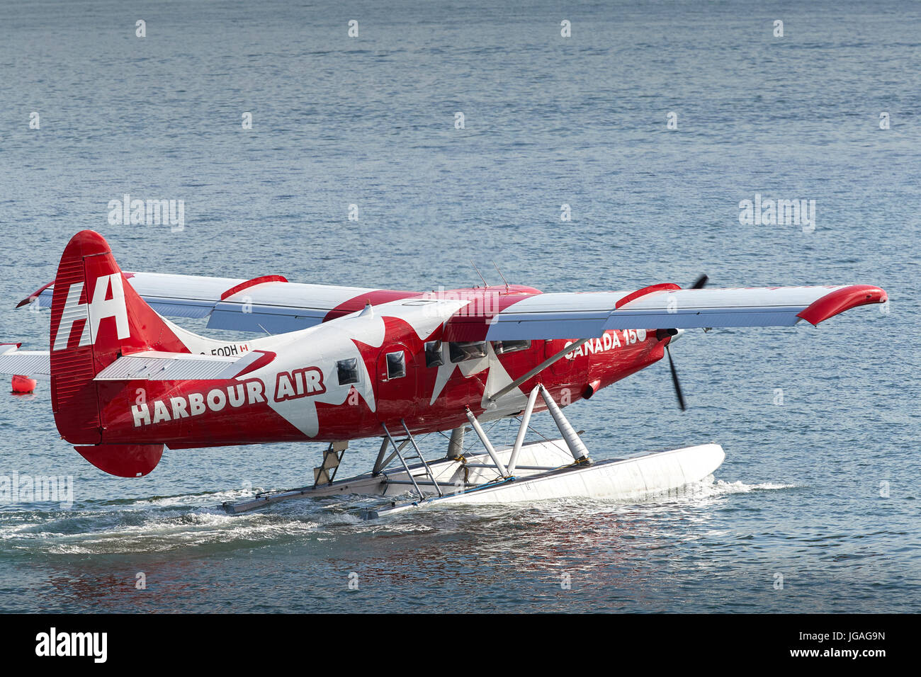 Canada 150 Livery Harbour Air Seaplanes de Havilland Canada DHC-3 Otter Turbo T-taxis d'hydravion sur l'eau dans le port de Vancouver, BC, Canada. Banque D'Images
