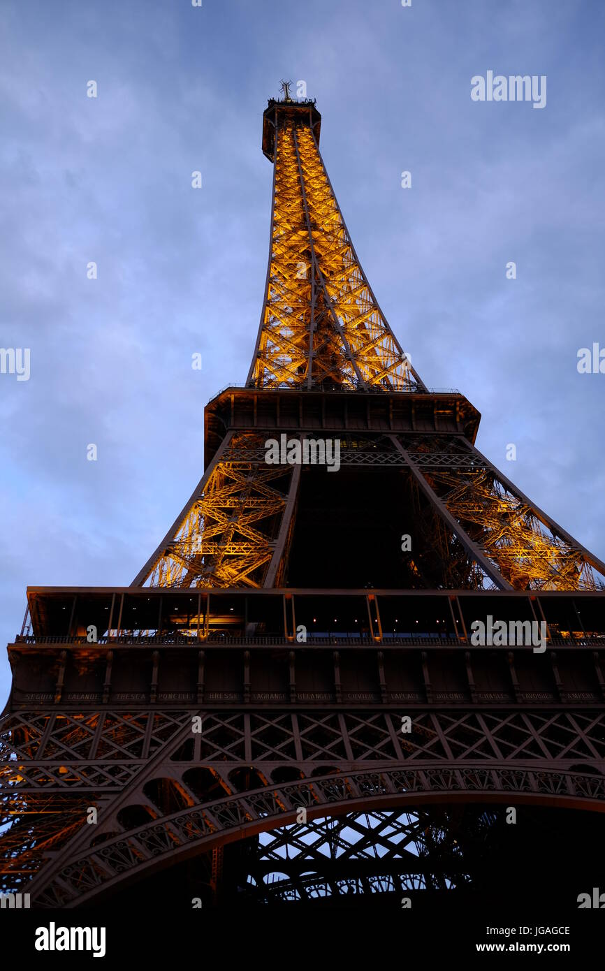 La Tour Eiffel Paris la nuit tomber tout comme the lights go on Banque D'Images