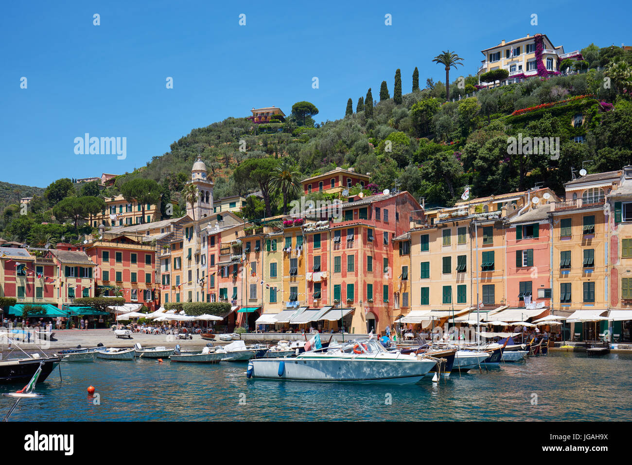 Beau village typique de Portofino avec ses maisons colorées et son petit port en Italie, sur la côte de la mer de Ligurie, province de Gênes Banque D'Images
