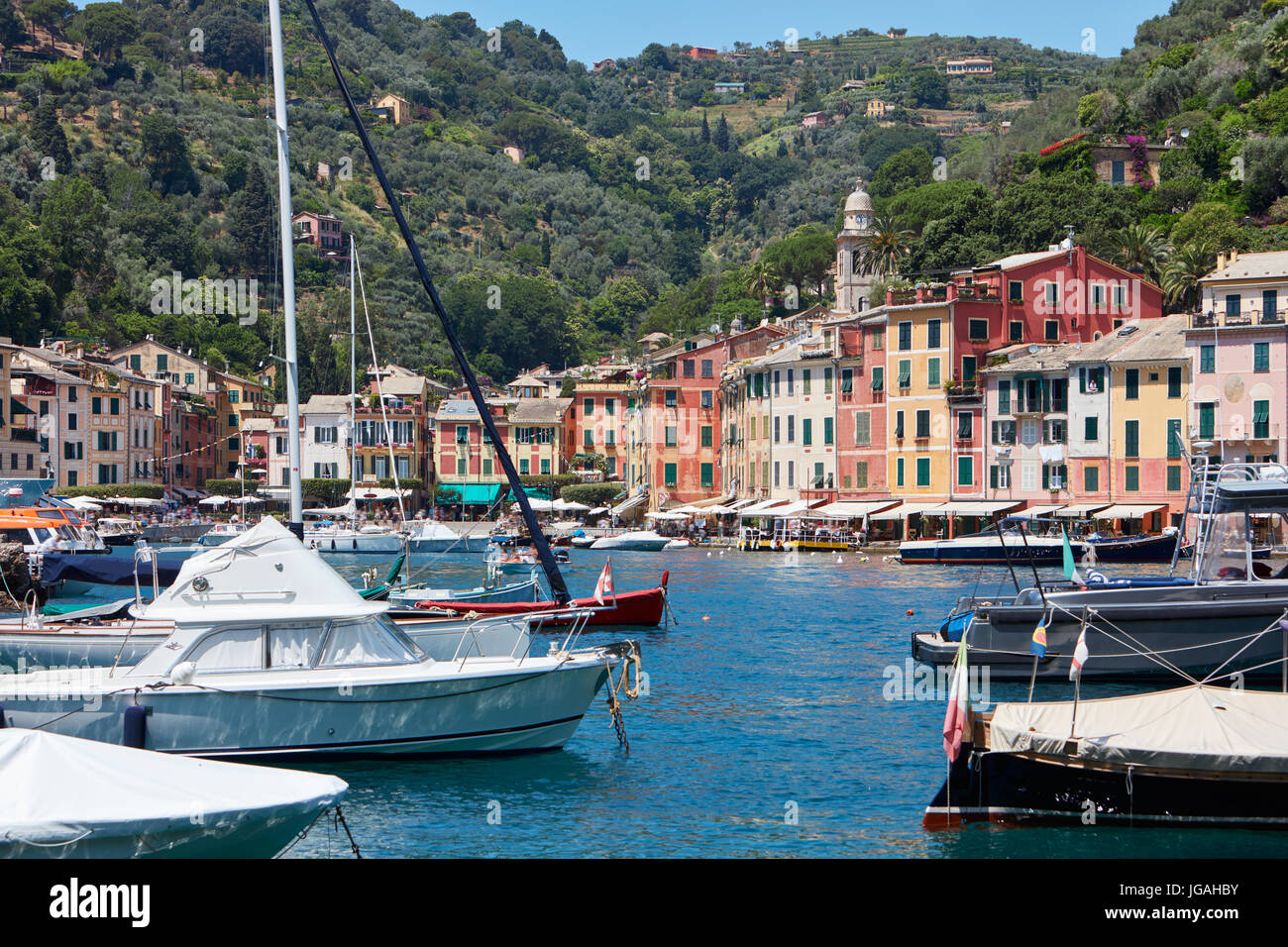 Village typiquement italien Portofino avec petit port, sur la côte de la mer de Ligurie, province de Gênes Banque D'Images