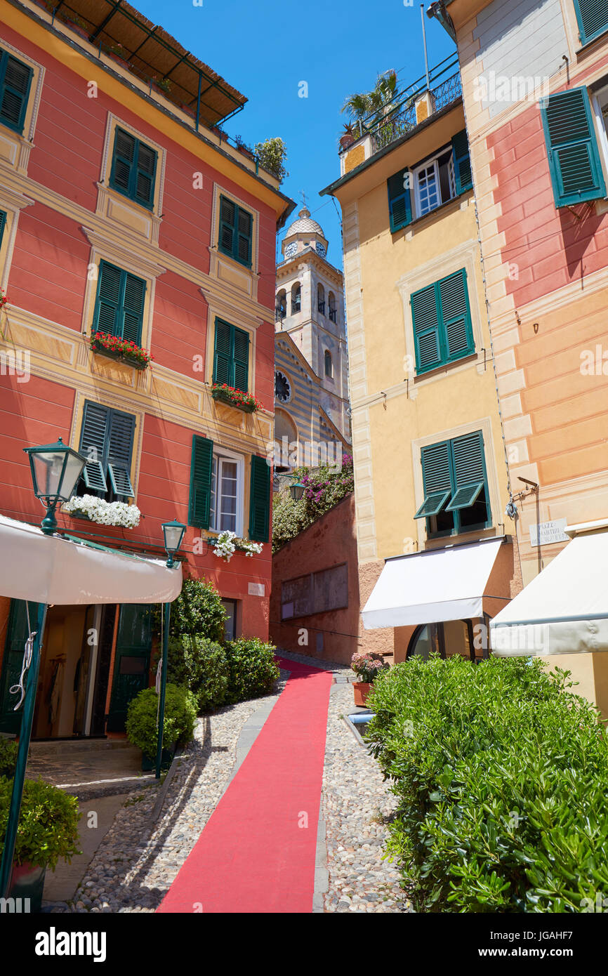 Portofino magnifique village aux maisons colorées et petite rue avec tapis rouge en Italie Banque D'Images