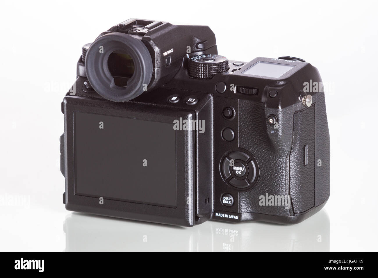 GFX Fujifilm 50S, 51 mégapixels, moyen format capteur appareil photo numérique avec écran 3,2" sur fond blanc réfléchissant Banque D'Images