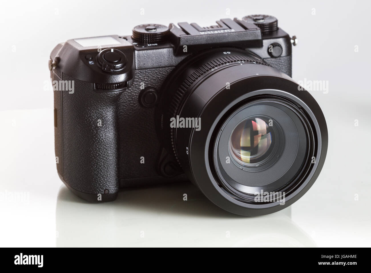 GFX Fujifilm 50S, 51 mégapixels, l'appareil photo numérique moyen format de 63 mm avec objectif à monture G sur fond blanc réfléchissant Banque D'Images